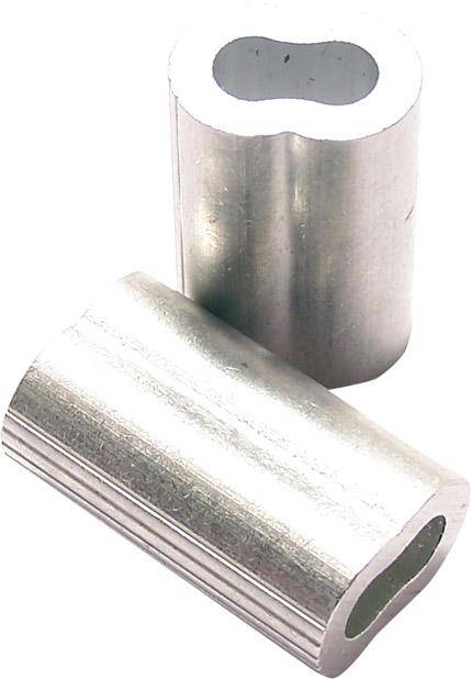 Zwei silberne hohle Metallzylinder, einer aufrecht und einer diagonal liegend, mit abgerundeten kleeblattförmigen Öffnungen.