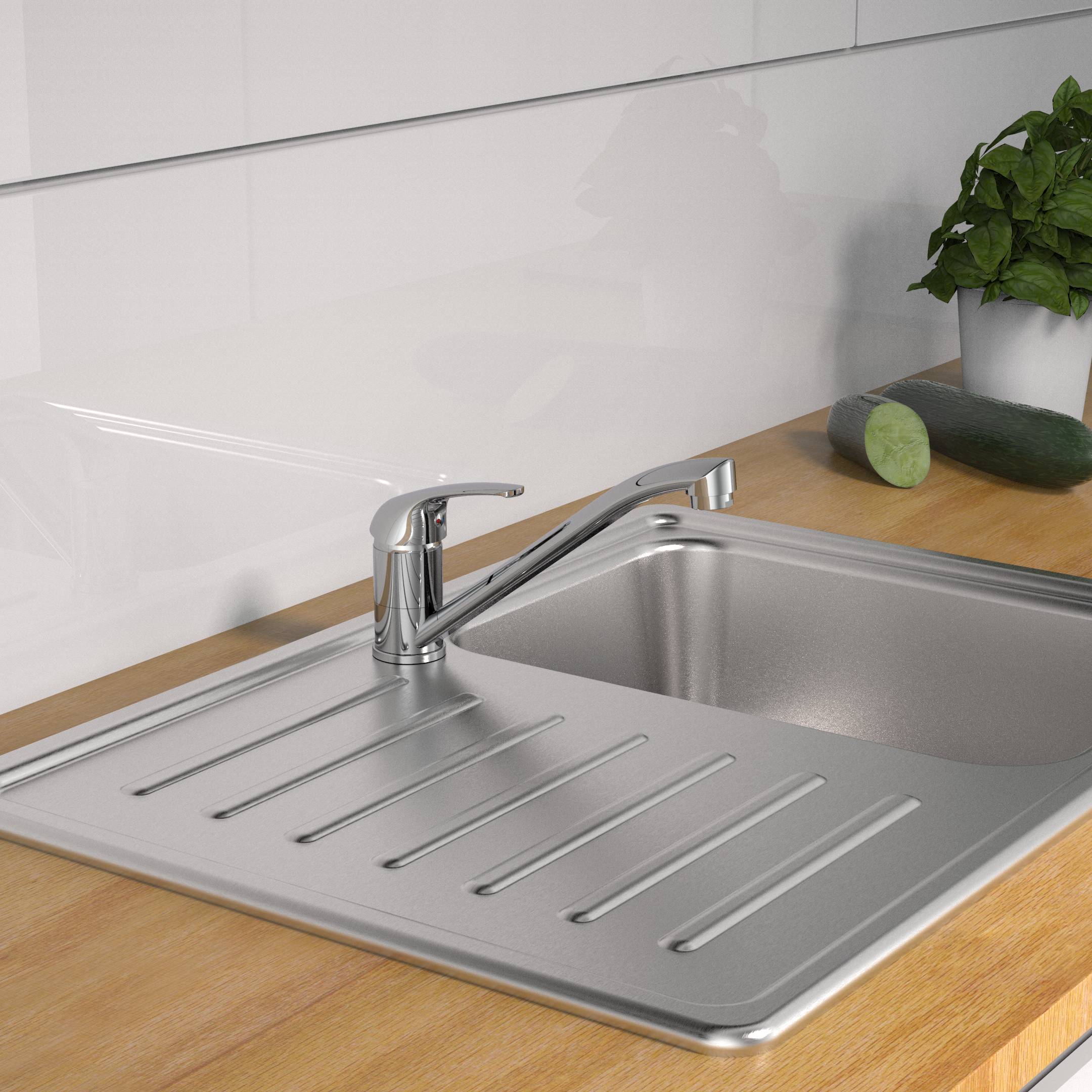 Ein modernes Küchenspülbecken mit verchromtem Wasserhahn, Abtropfbereich und einer Topfpflanze auf einer Holzarbeitsplatte vor einer weiß gefliesten Wand.
