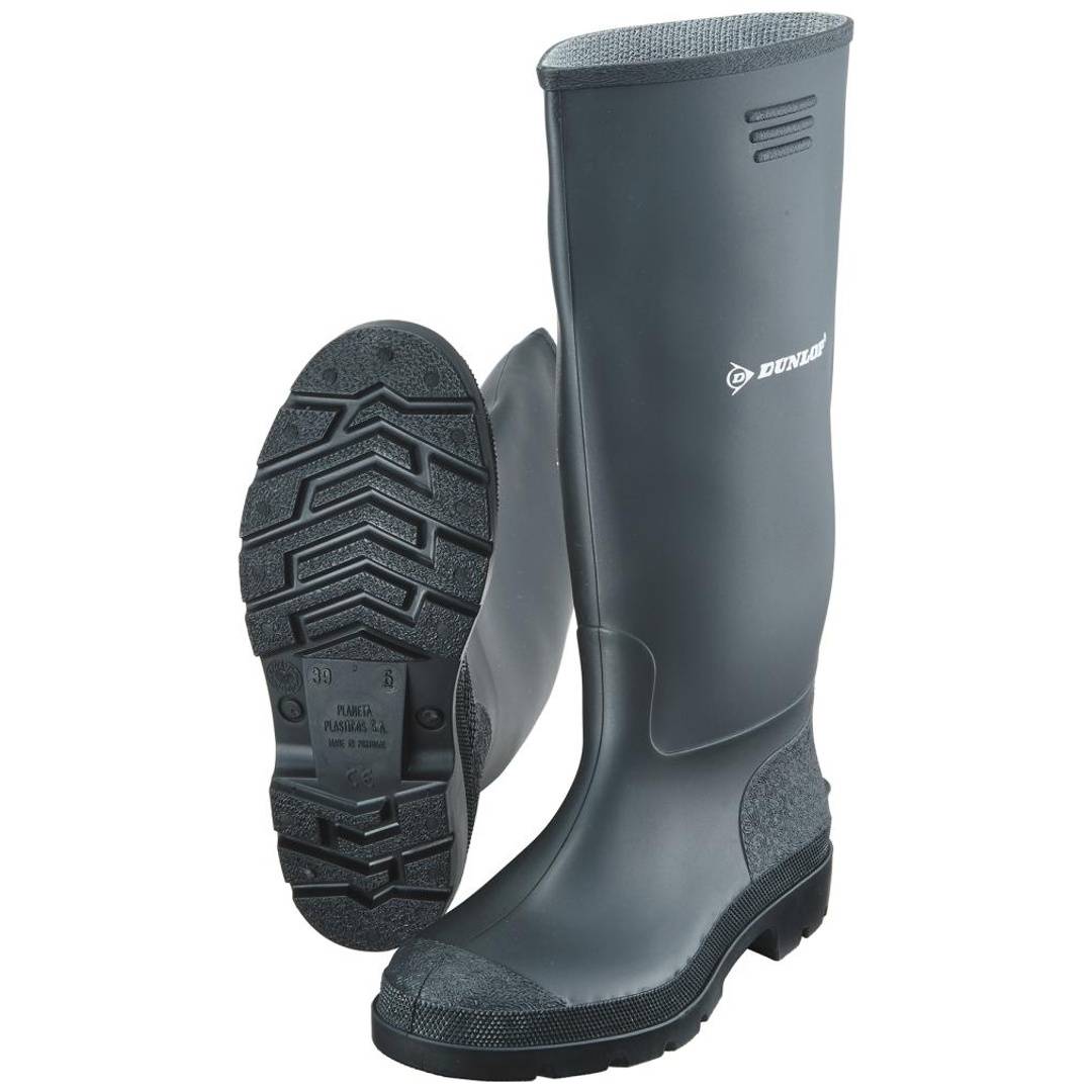 Ein Paar hohe graue Gummistiefel, einer mit einer robusten schwarzen Profilsohle, isoliert auf weißem Hintergrund.