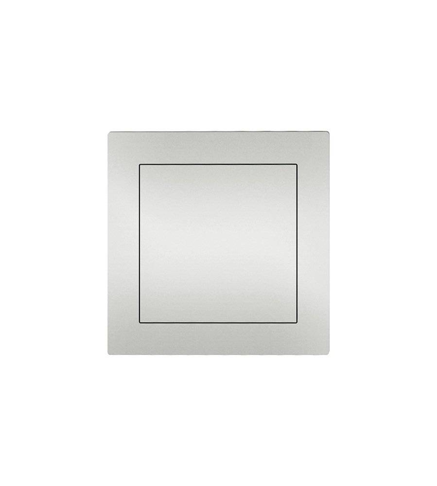 Eine silberne quadratische Wandschalter- oder Blindabdeckung auf weißem Hintergrund.