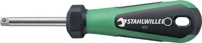 Eine Nahaufnahme eines Werkzeugs mit grünem Griff und schwarzer Halterung, wobei ein Teil eines logoähnlichen Buchstabens 'T' zu sehen ist.