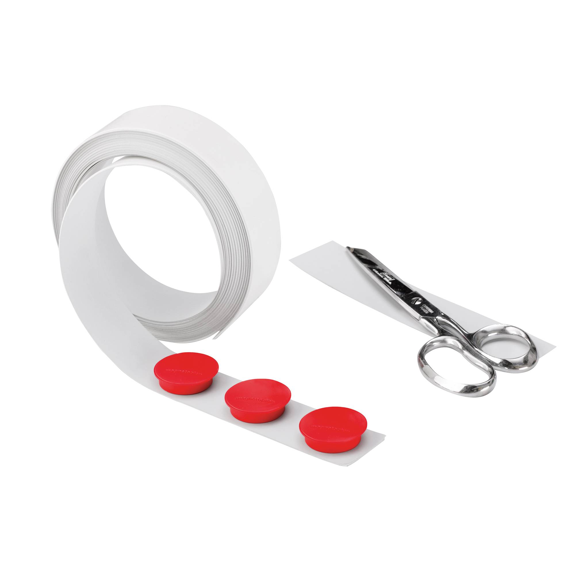 Rolle mit weißem Klebeband mit roten Kunststoffhaken, zwei befestigt, neben silbernen Schere auf weißem Hintergrund.