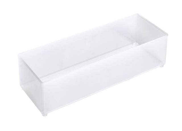 Eine transparente, rechteckige Plastikbox mit offener Oberseite, die zur Aufbewahrung oder Organisation verwendet wird.