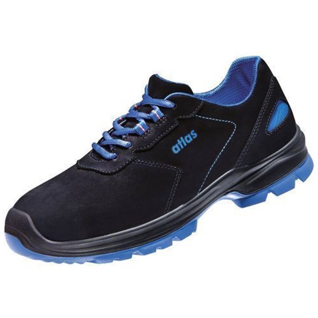 Schwarzer und blauer Adidas-Arbeitsschuh mit Schnürsenkeln und robuster Sohle, gezeigt auf einem schlichten weißen Hintergrund.