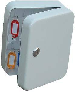 Kleiner weißer, wandmontierter Schlüsselsafe oder eine Lockbox mit offener Tür, die mehrere farbige Schlüsselanhänger im Inneren zeigt.