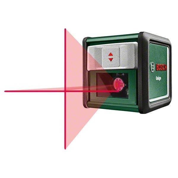 Ein grüner Bosch Quigo Laser-Wasserwaage, der eine rote Kreuzlinie zur präzisen Ausrichtung und Nivellierung für Bau- oder Heimwerkerarbeiten projiziert.