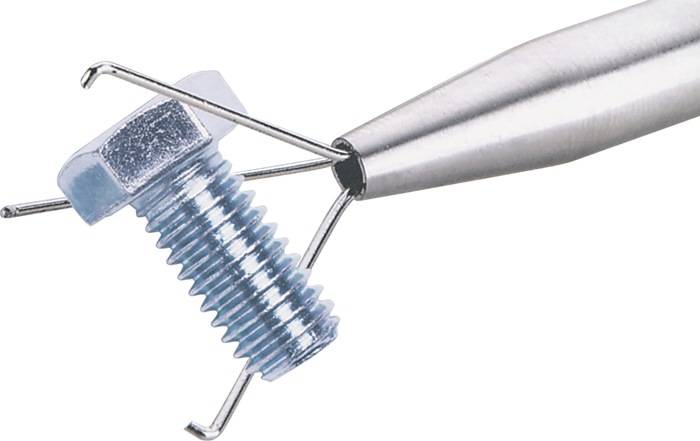 Eine Nahaufnahme einer Mechanikbleistiftspitze, die eine silberne Feder hält und die Präzision und Details des Greifmechanismus des Bleistifts zeigt.
