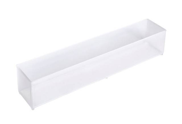 Ein weißer, rechteckiger Aufbewahrungskorb mit hohen Seiten und offener Oberseite.