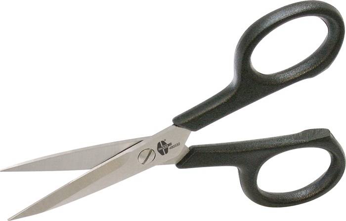 Schwarzgriffige Schere mit leicht geöffneten Klingen aus Edelstahl, auf der Nähe der Drehachse ein Logo tragend.