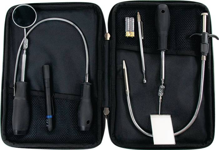 Schwarzer Werkzeugkoffer geöffnet, der verschiedene Werkzeuge einschließlich einer kleinen Taschenlampe, eines flexiblen Prüfstabes, eines Spiegels, einer Stiftlampe und Batterien ordentlich angeordnet enthält.