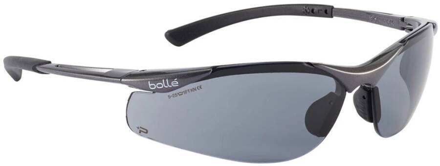 Schwarze Sportsonnenbrille mit Wraparound-Design und grau verspiegelten Gläsern, dargestellt vor weißem Hintergrund.