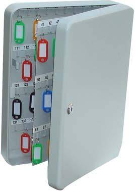 Offenes Elektroverteilerpanel mit gekennzeichneten Stromkreisen und farbigen Sicherungen oder Schaltern, die in einem Metallschrank sichtbar sind.
