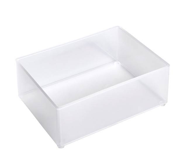 Eine transparente rechteckige Acrylbox mit glatten Kanten, oben offen, zur Lagerung oder Präsentation von Gegenständen.