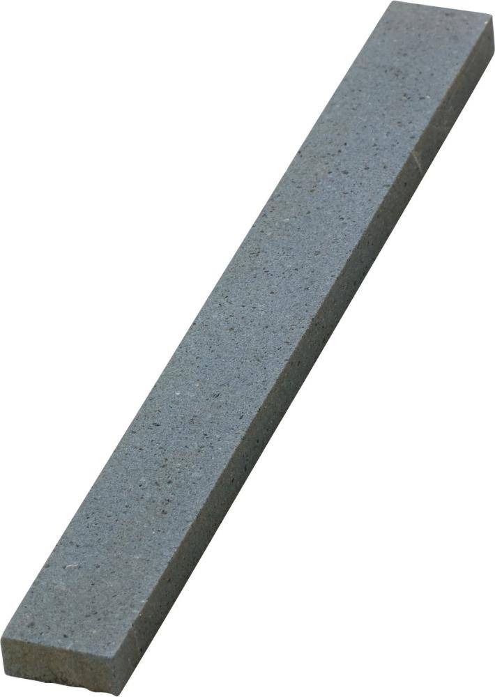 Ein langes rechteckiges graues Stein- oder Betonblock, das diagonal auf weißem Hintergrund gezeigt wird.