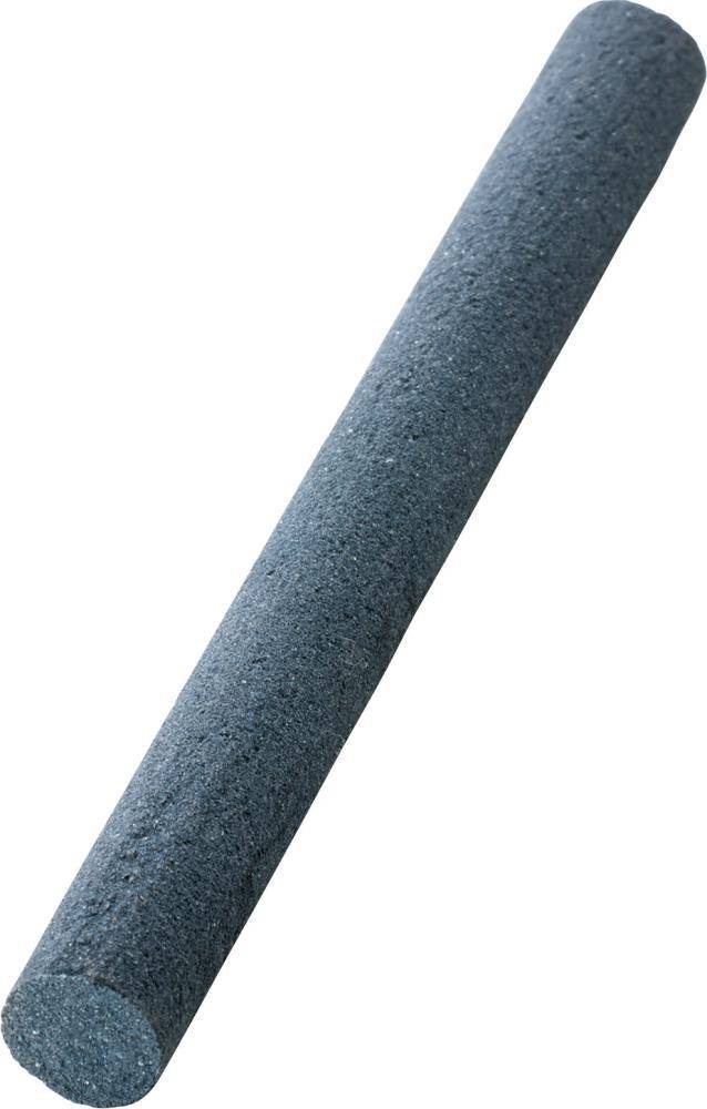 Ein dunkelgraues Schleifstab oder Wetzstein mit abrasiver Oberfläche, diagonal auf weißem Hintergrund dargestellt.