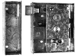 Schwarzweiß-Foto eines Metallturklingelschlossmechanismus, dargestellt in zwei Ansichten: die Riegel­platte und der freigelegte Schlossakörper mit Befestigungslöchern.