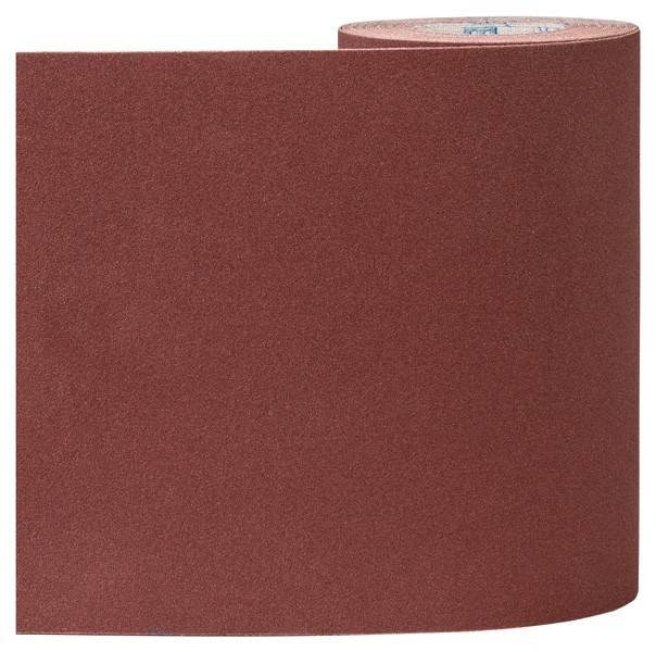 Eine Rolle rotes Schleifpapier steht aufrecht vor einem weißen Hintergrund und hebt ihre grobe, raue Oberfläche hervor, die typischerweise zum Schleifen verwendet wird.