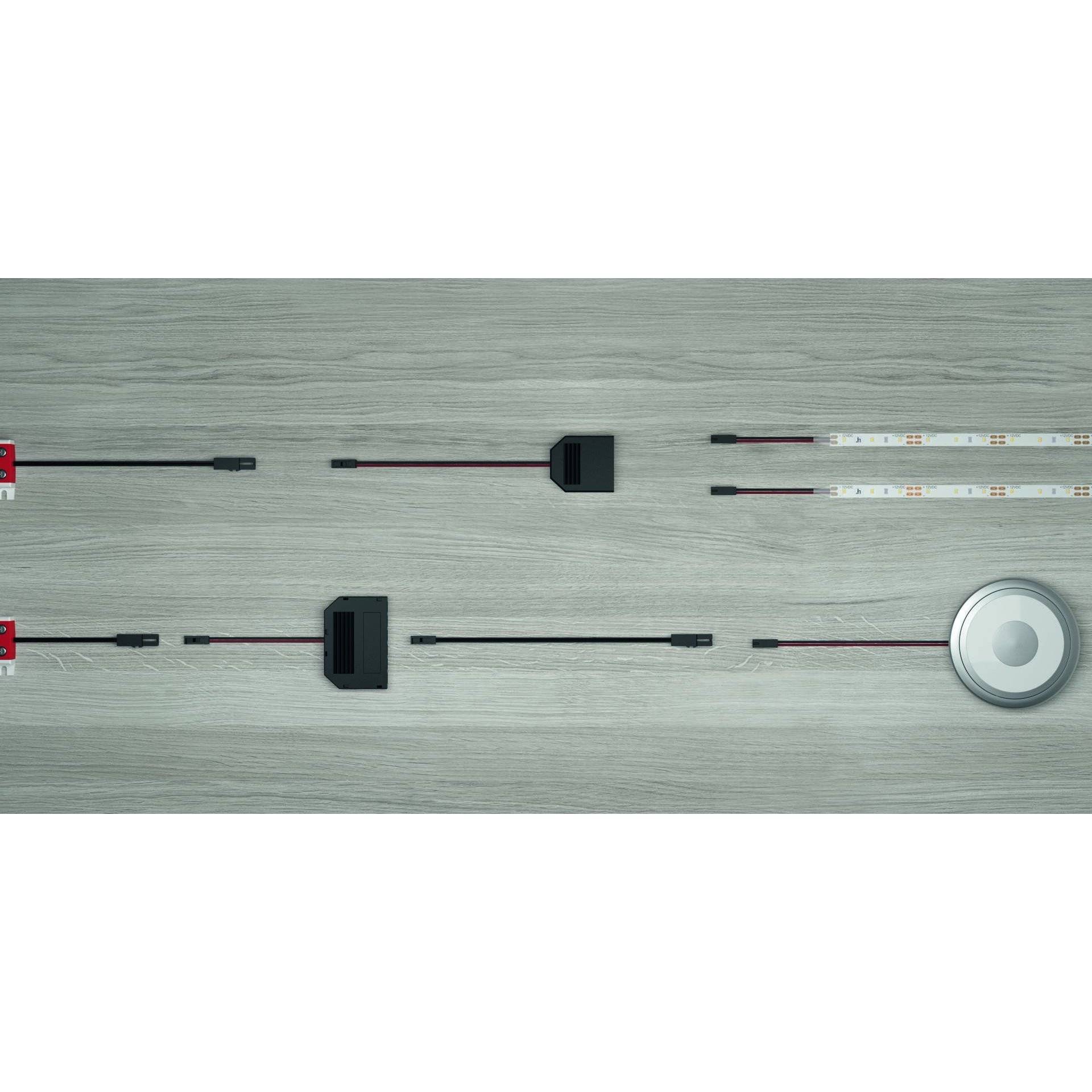 Eine Reihe von verbundenen LED-Streifen-Komponenten auf einer Holzoberfläche angeordnet, die Stromquellen, Steckverbinder und LED-Streifen in Reihenfolge zeigt.