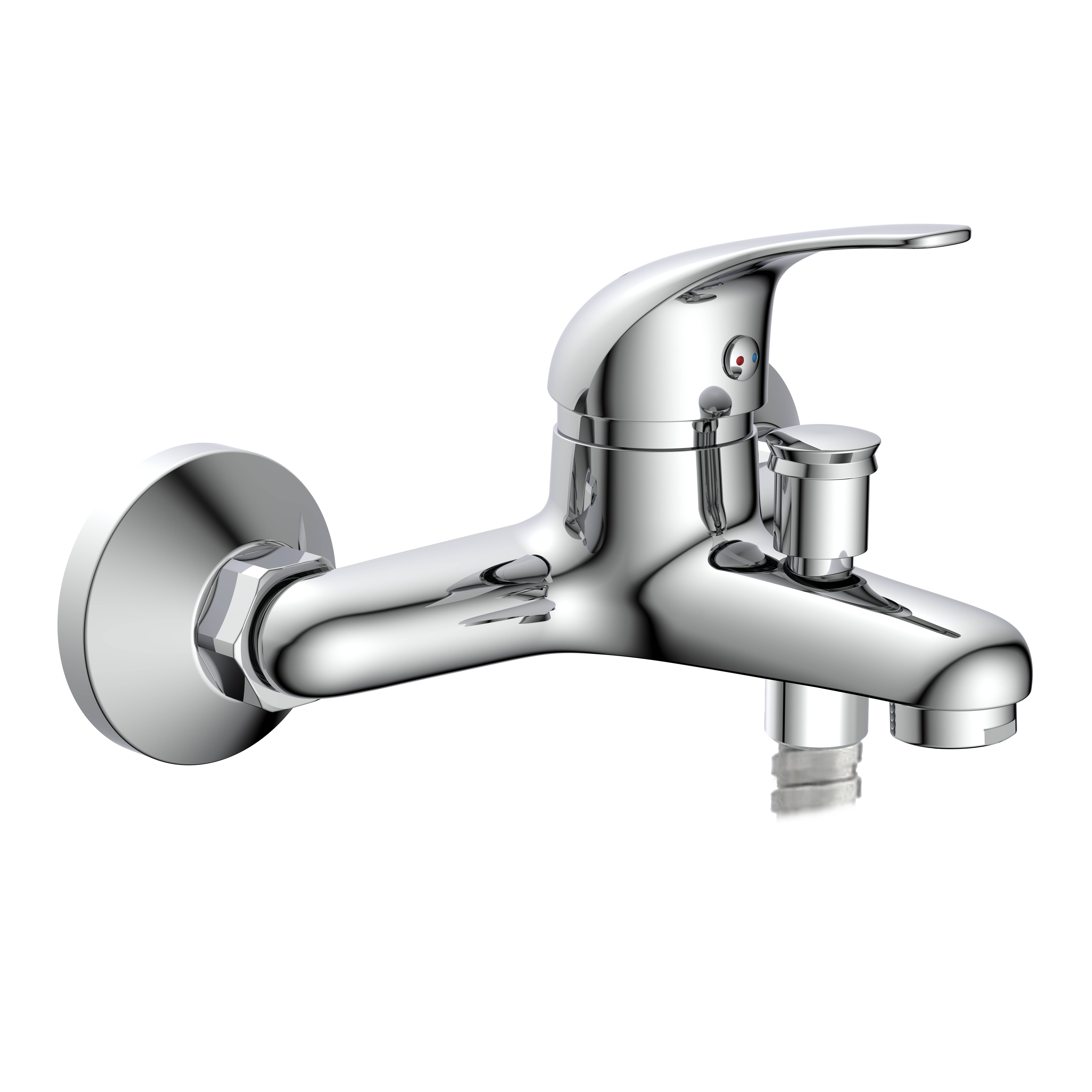 Ein glänzendes, verchromtes, wandmontiertes Badezimmerwarmwasserhahn mit einem einzelnen Hebel und zwei Ausläufen, der Licht auf seiner Oberfläche reflektiert.