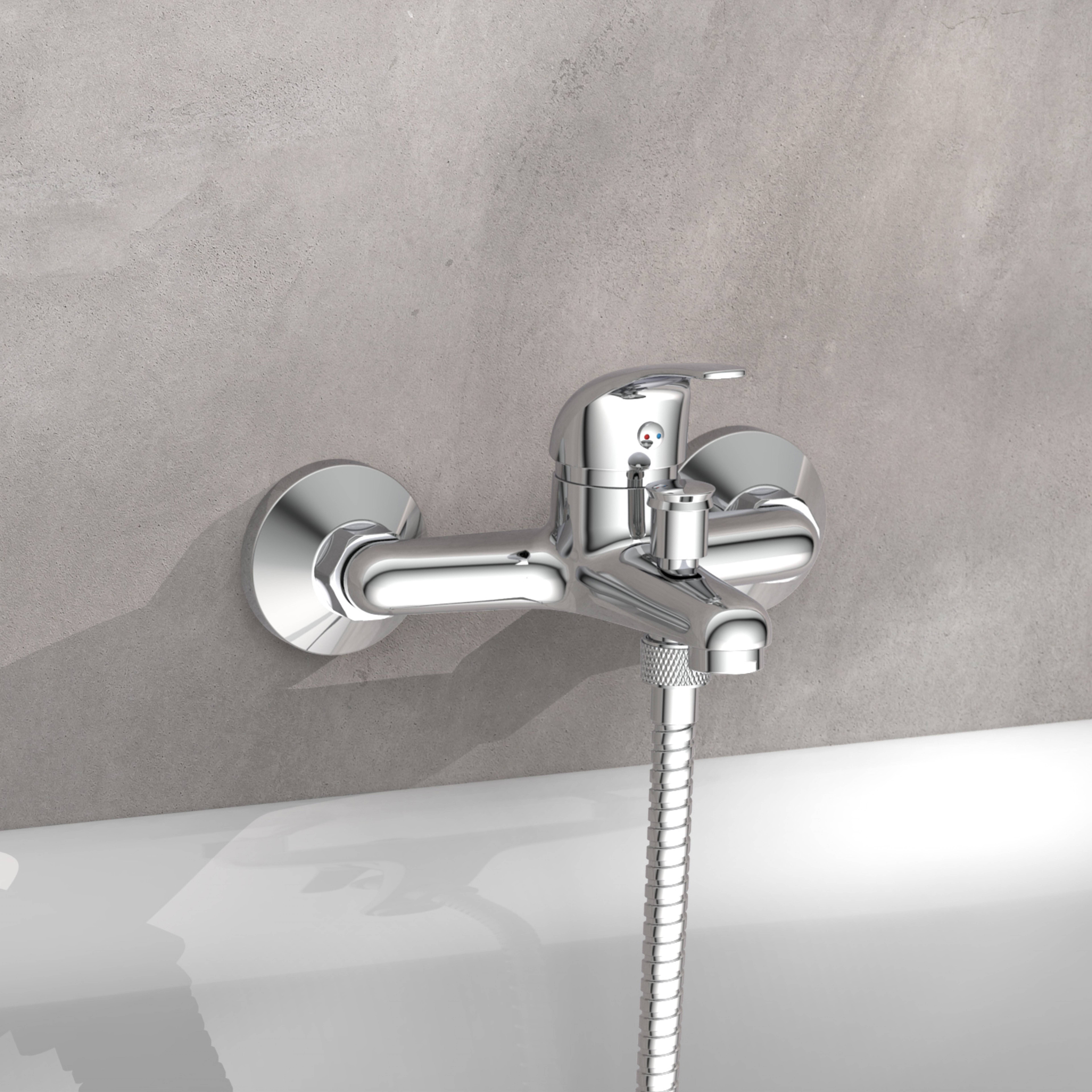Chrome-Badewannenhahn mit Mischgriff und Brauseschlauch, montiert auf einer grauen gefliesten Wand über einer weißen Badewanne.