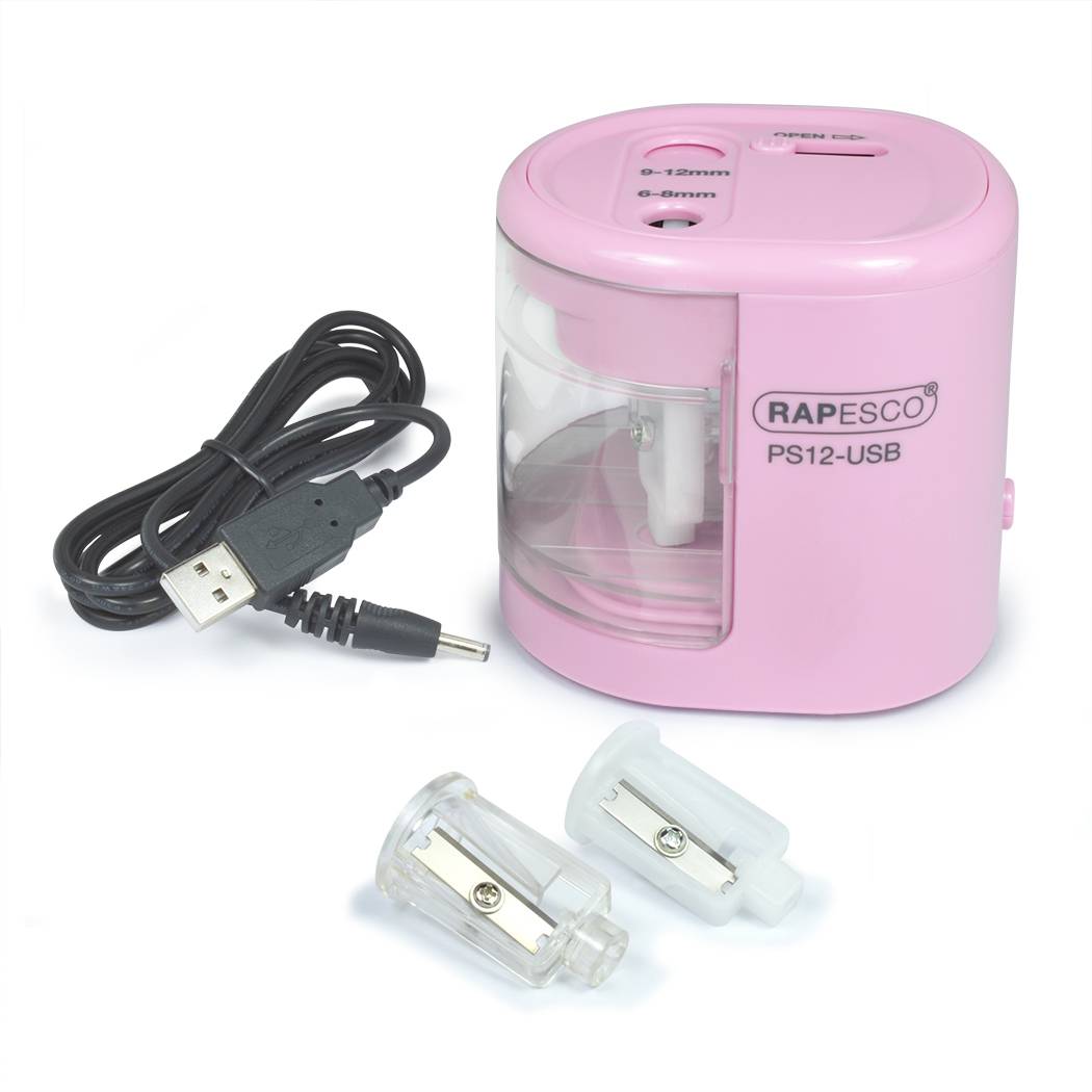 Rosafarbener Rapesco PS12-USB elektrischer Bleistiftspitzer mit USB-Kabel und zwei transparenten Ersatzklingen auf weißem Hintergrund dargestellt.
