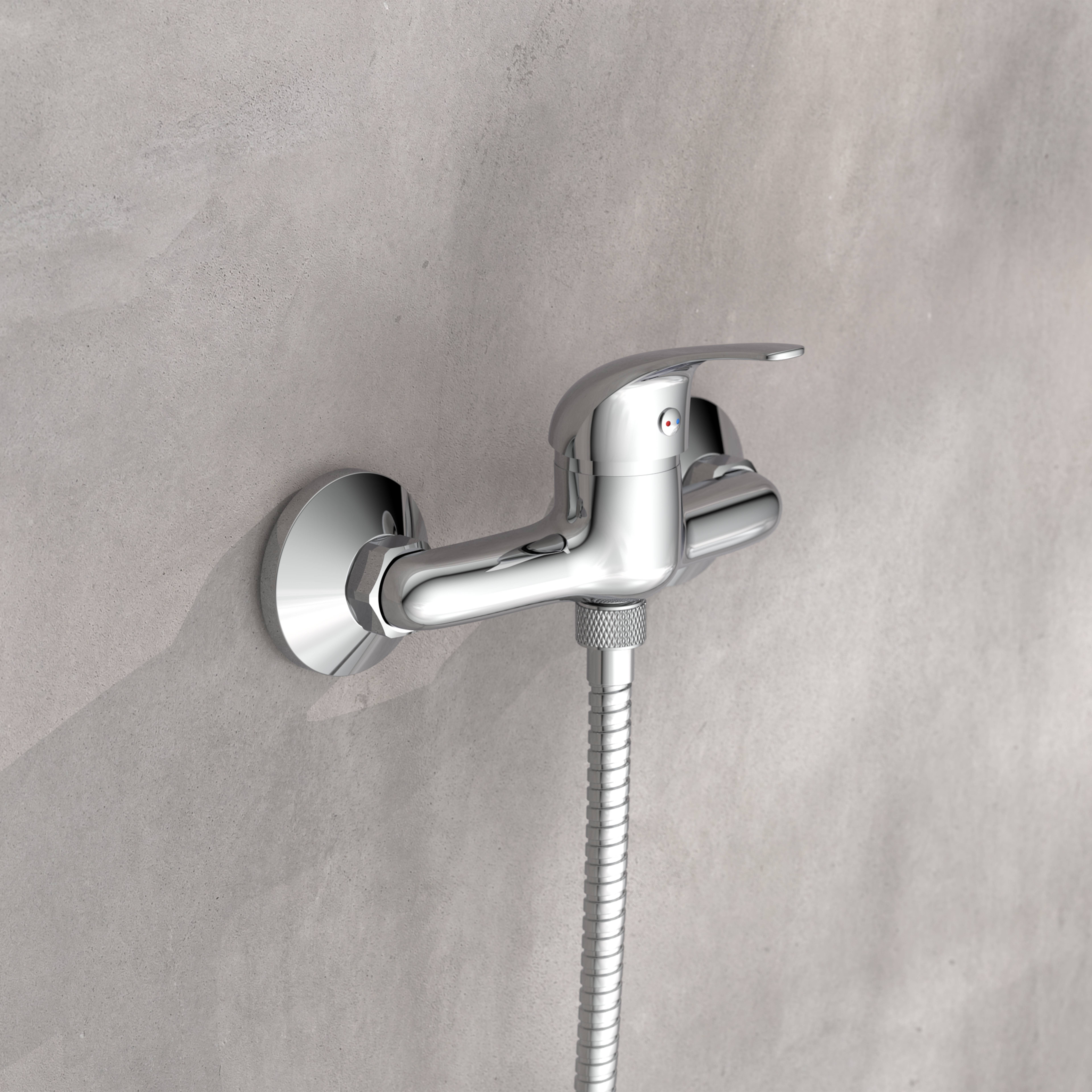 Chrom-Wandmontage-Duscharmatur mit abnehmbarer Brauseschlauch auf einer grauem gefliesten Badezimmerwand.