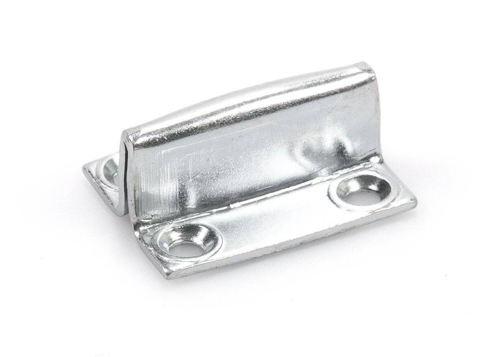 Eine Metallklammer mit zwei Schraubenlöchern, die häufig zur Strukturunterstützung oder zum Befestigen im Bau- und Möbelbau verwendet wird.