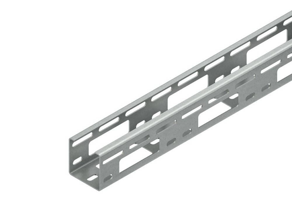 Metallkanal mit Schlitzzöchern, typischerweise verwendet für die Unterstützung von elektrischen Leitungen oder Rohrleitungen, auf einem einfarbig weißen Hintergrund.