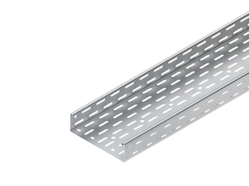 Durchlochtes Metallkabelkanal-Tablett, das auf weißem Hintergrund angezeigt wird, in einem Winkel positioniert, um seine offene rechteckige Rinne und Befestigungsschlitze zu zeigen.