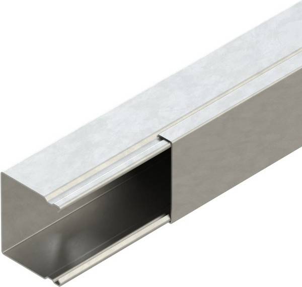 Metallstahl-Träger mit Silberfinish, der eine offene Seite zum Befestigen von Baumaterialien aufweist; wird zum Rahmen von Wänden und Decken verwendet.