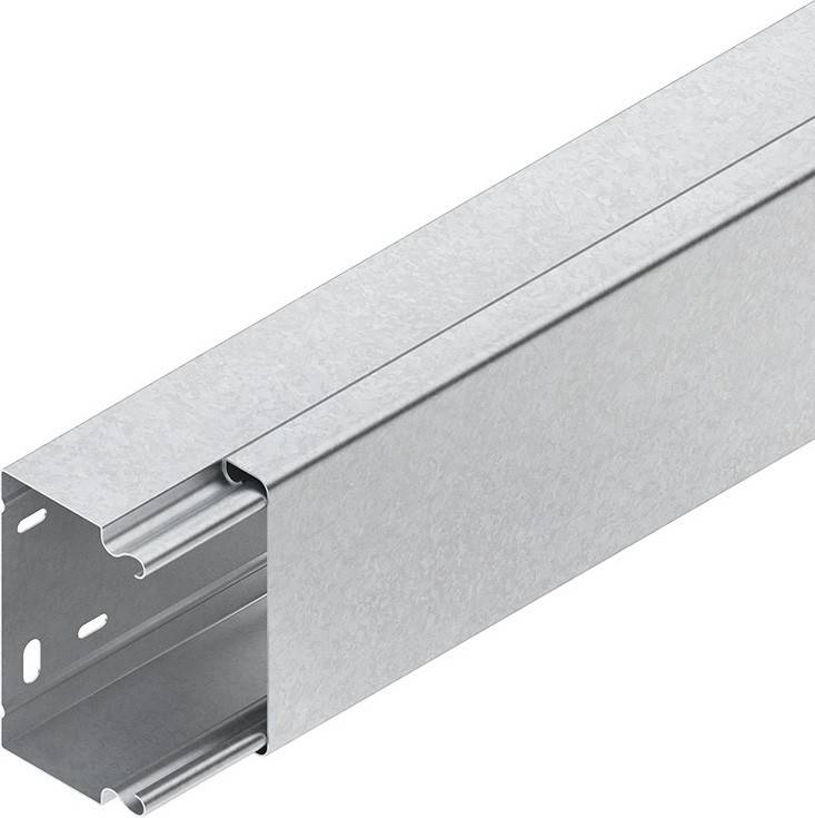 Ein Abschnitt einer Kabelrinne aus Metall mit Silberfinish, die durchlöcherte Seitenwände und ein rechteckiges, offenes Design aufweist.