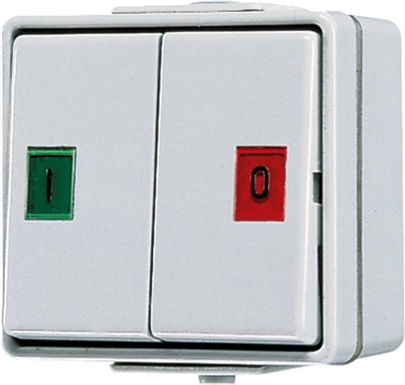 Eine weiße Elektroschalttafel mit zwei Tasten: einem grünen 'I' für ein und einem roten 'O' für aus.