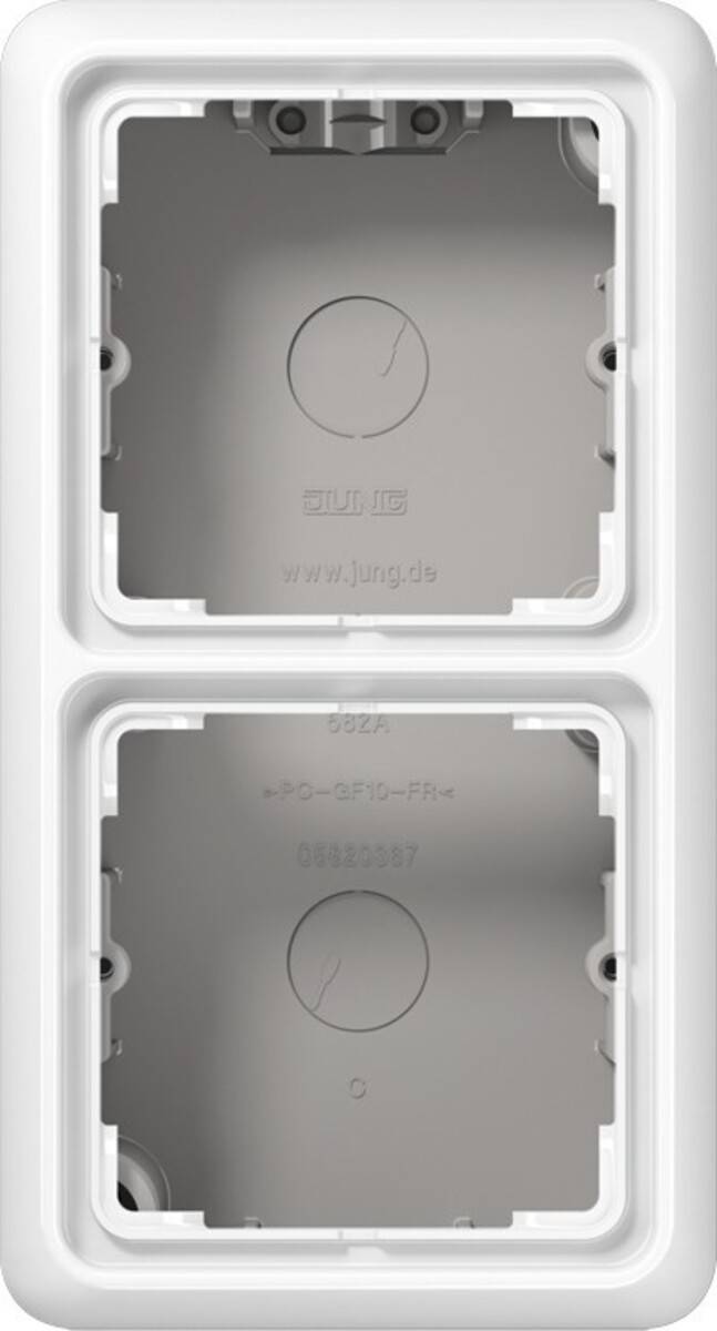 Zwei leere graue elektrische Unterputzdosen, vertikal übereinander gestapelt, mit eingeprägte Marken- und Modelldetails.