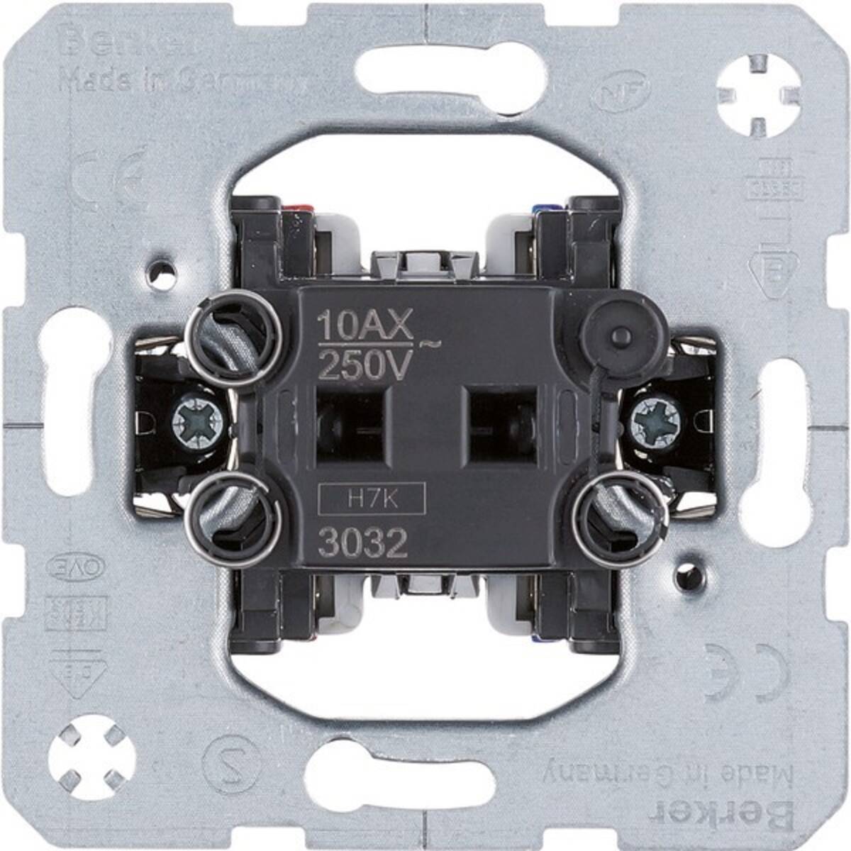 Metallischer Elektro-Steckdosenrahmen mit Anschlussklemmen, bewertet mit '10AX 250V'. Anleitungen und Spezifikationen sind auf der Oberfläche eingraviert.