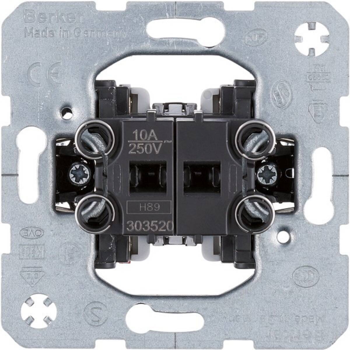 Elektrischer Schalteraufbau nach europäischen Spezifikationen, mit der Kennzeichnung '10A 250V', umgeben von einem Metallmontagerahmen.