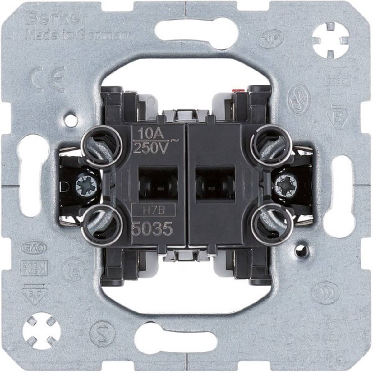 Elektrischer Schalteraufbau mit '10A 250V' und 'Made in Germany' Etiketten, der eine metallische Basisfläche und Schraubanschlüsse zur Installation zeigt.