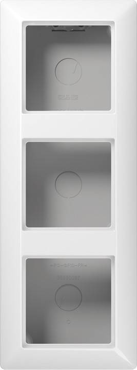 Ein Blick in einen weißen Raum, der eine Ecke mit Schatten zeigt, mit einem großen, quadratischen Fenster oder einer Öffnung.