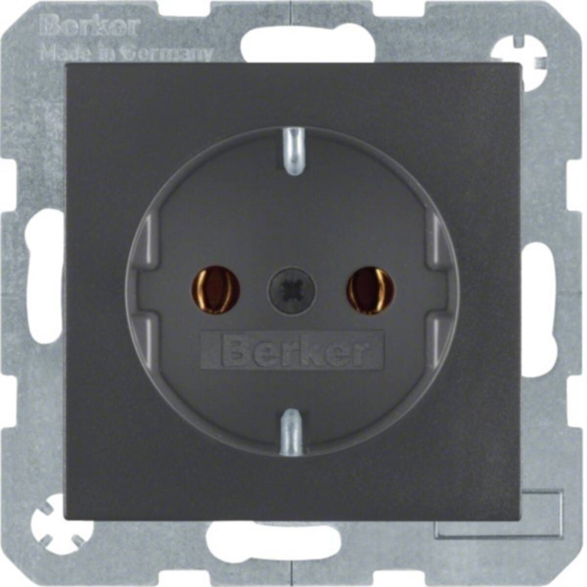Nahaufnahme einer Berker Elektrosteckdose mit dunkler Blende und metallischem Befestigungsrahmen.