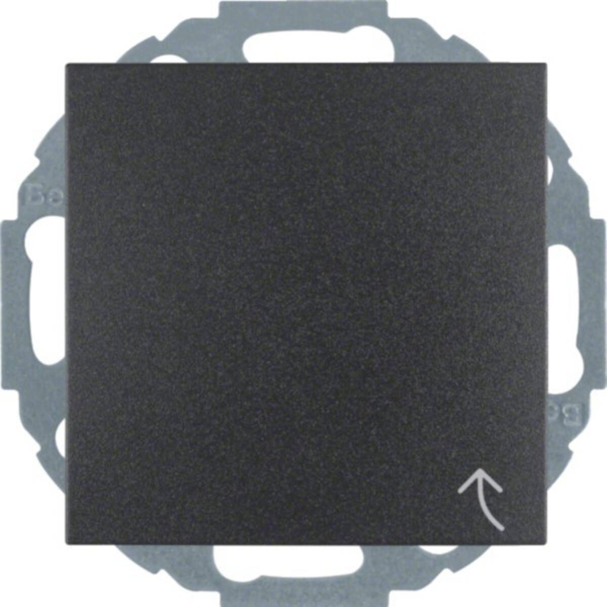 Schwarzer quadratischer Wandschalter oder blankplate Abdeckplatte auf grauem Elektrorahmen montiert, mit einem kleinen nach oben zeigenden Pfeilsymbol unten rechts.