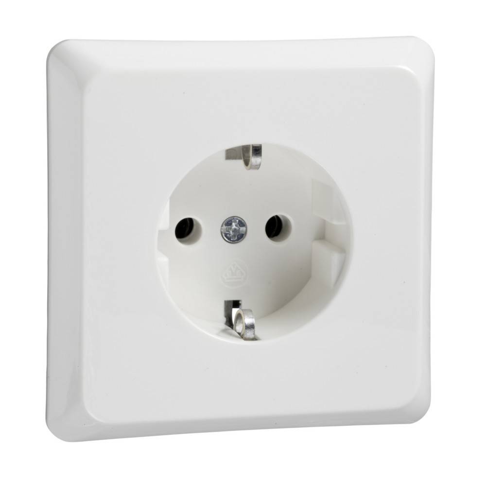 Eine weiße Steckdose in einem weißen quadratischen Gehäuse, ausgelegt für europäische Stecker.