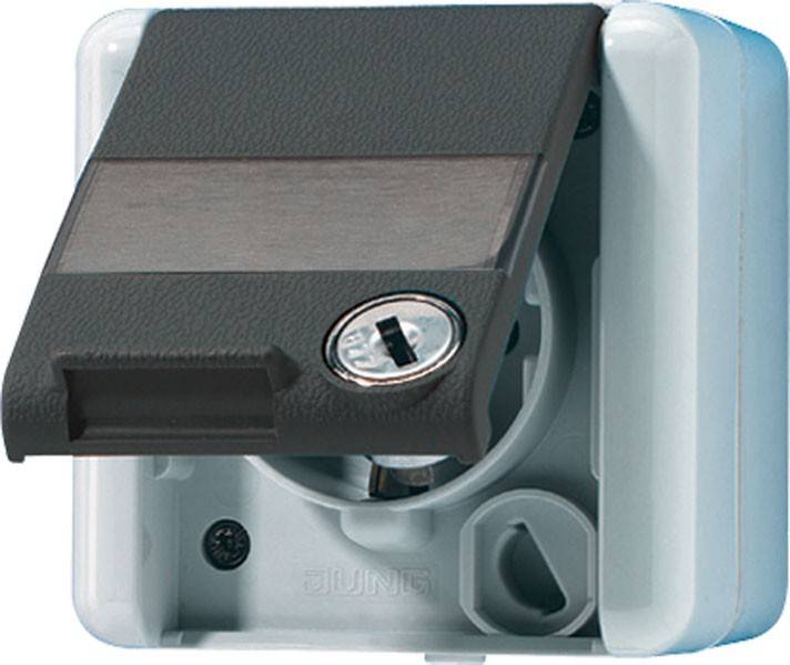 Eine Nahaufnahme einer wandmontierten Steckdose mit Schutzabdeckung und Schloss.