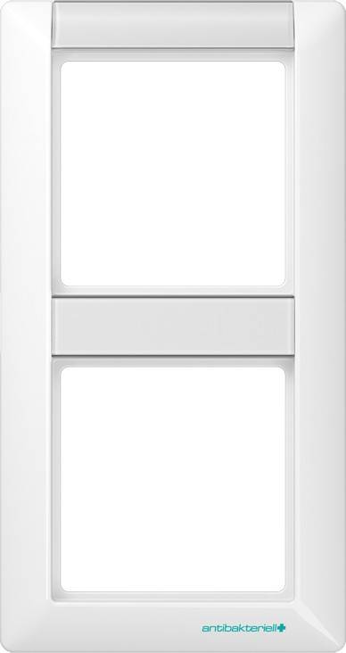 Ein vertikales weißes Vinyl-Fenster mit zwei größeren Scheiben oben und unten und einer kleineren undurchsichtigen Scheibe in der Mitte.