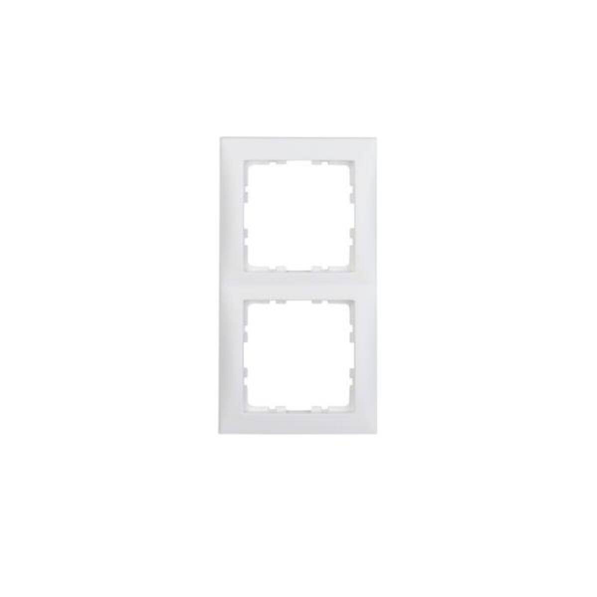 Weißer Rahmen mit Doppelauslass für elektrische Schalter oder Steckdosen, mit quadratischen Ausschnitten, auf einem einfarbigen Hintergrund dargestellt.