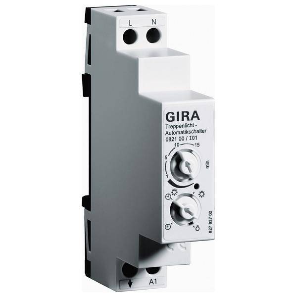 Weißer GIRA Treppenlichtautomatschalter auf einem grauen Modul, mit zwei verstellbaren Reglern und beschrifteten Anschlüssen L, N und A1.