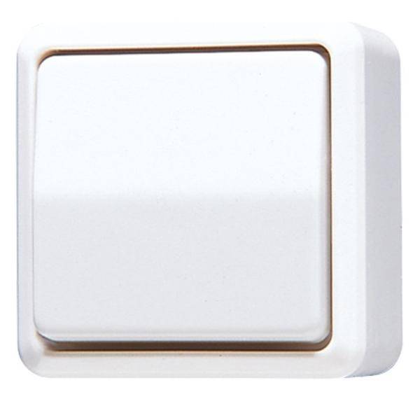 Ein weißer Lichtschalter mit leicht abgerundeten Kanten in der 'Aus'-Position, der an einer weißen Wand montiert ist.