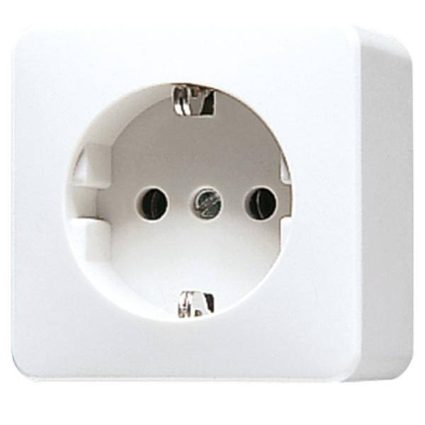 Eine weiße elektrische Wandsteckdose mit zwei runden Löchern und einem Erdungsbolzenschlitz, ausgelegt für Standard-europäische Stecker.