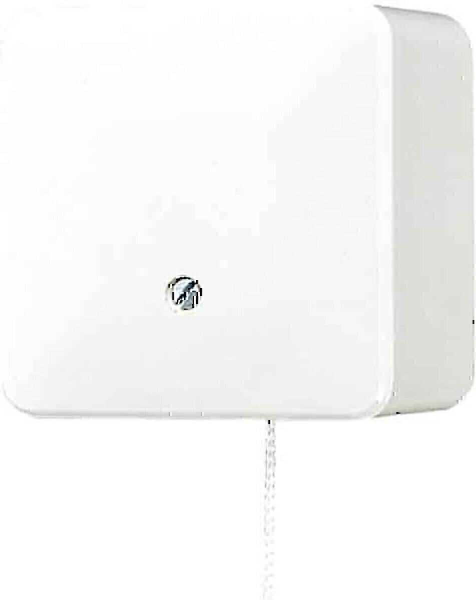 Ein weißer elektrischer Zugschalter mit einem runden Knopf in der Mitte, an einer Wand montiert, der üblicherweise in Badezimmern für Licht oder Ventilatoren verwendet wird.