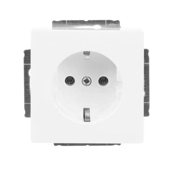 Eine quadratische, weiße elektrische Wandsteckdose mit zwei runden Löchern und einem Schutzleiteranschluss, eingebettet in einen metallischen Rahmen, von vorne betrachtet.