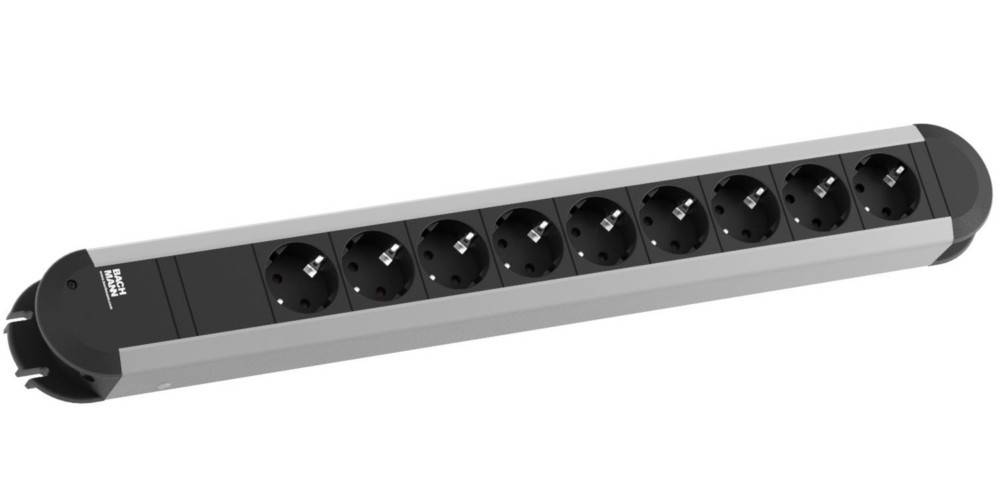 Eine Reihe von sechs geerdeten Steckdosen, die in einer horizontalen Steckdosenleiste angeordnet sind und für den Anschluss mehrerer elektronischer Geräte konzipiert sind.