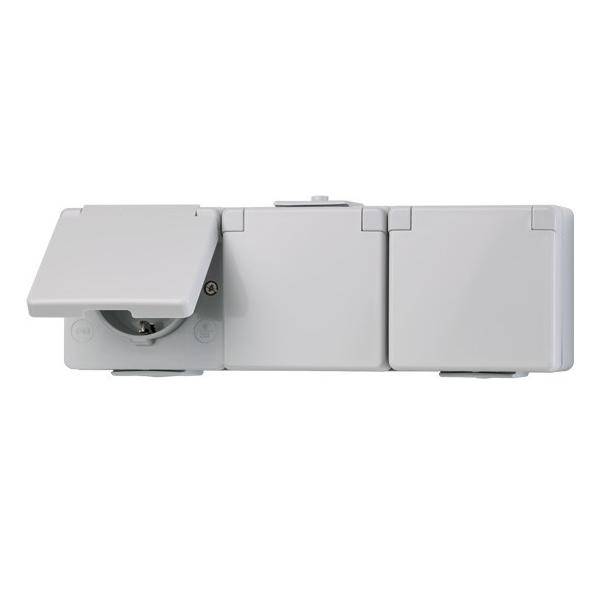 Eine weiße Plastik-Steckdose mit zwei abgedeckten Buchsen, eine geöffnet und eine geschlossen, an einer Wand montiert.